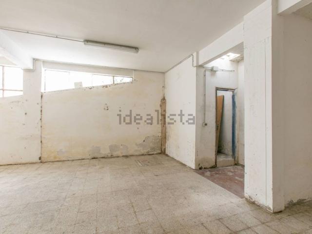 Locale in affitto di 305 m² in Via Fratelli Bandiera, 2