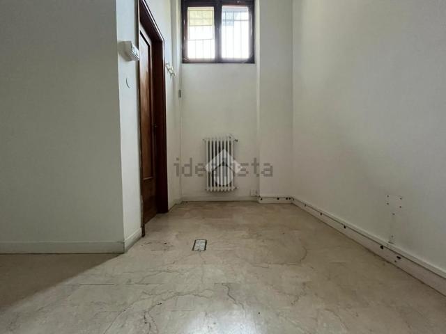 Locale in affitto di 30 m² in Via Felice Cavallotti, 73