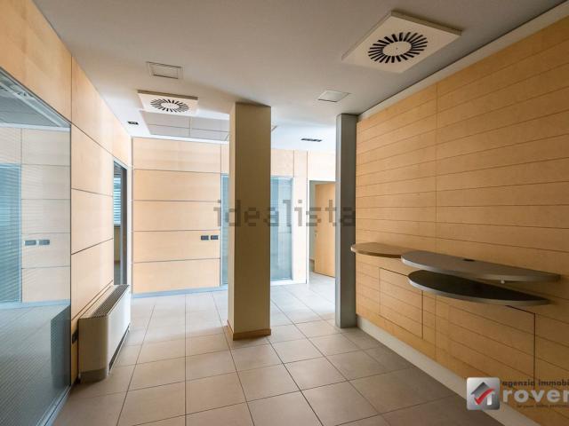 Locale in affitto di 310 m²