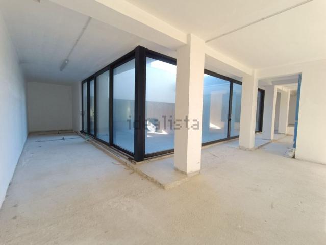 Locale in affitto di 310 m² in Via Domenico Modugno