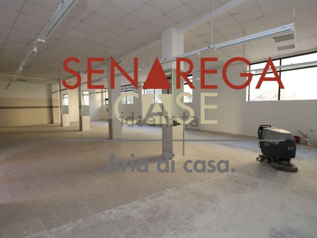 Locale in affitto di 312 m² in Via del Commercio
