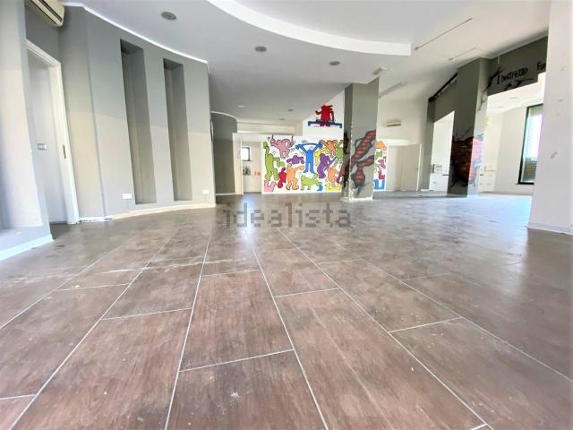 Locale in affitto di 318 m²