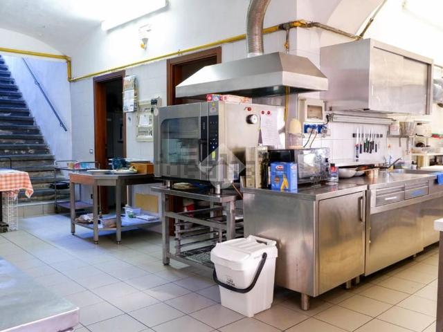 Locale in affitto di 320 m² in Traversa 1 di Viale Mellini