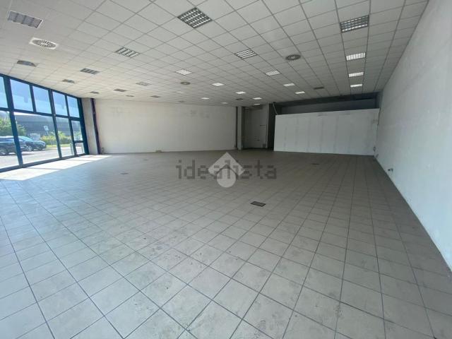 Locale in affitto di 320 m² in Via Hiroshima, 1