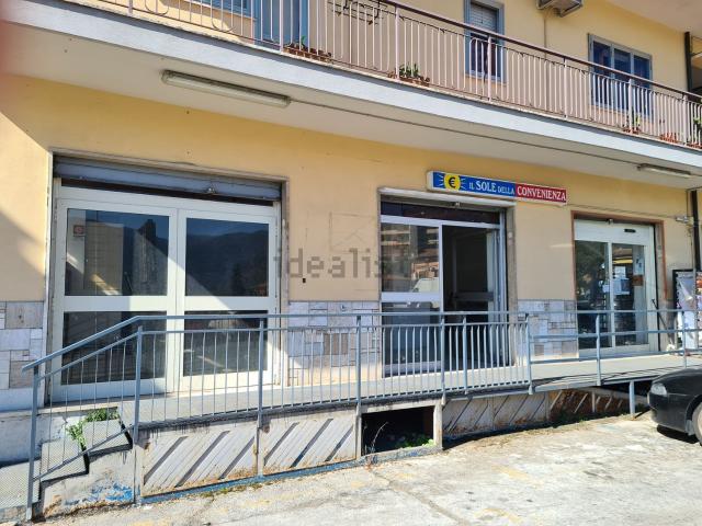 Locale in affitto di 320 m² in Via La Donna, 6