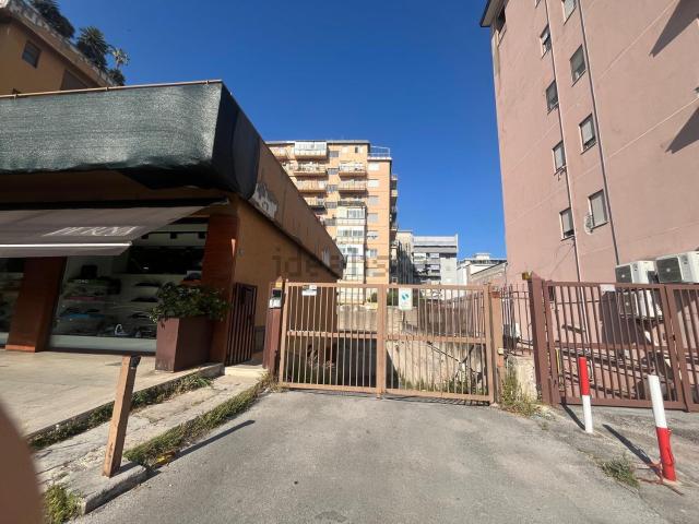 Locale in affitto di 322 m² in Via Franz Liszt, 27