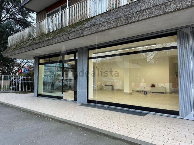 Locale in affitto di 325 m² in Via Vicenza