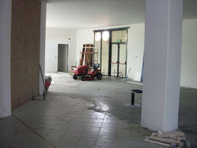 Locale in affitto di 330 m² in Via Emilia, 123