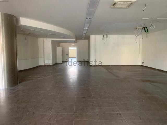 Locale in affitto di 330 m² in Via Maestri del Lavoro
