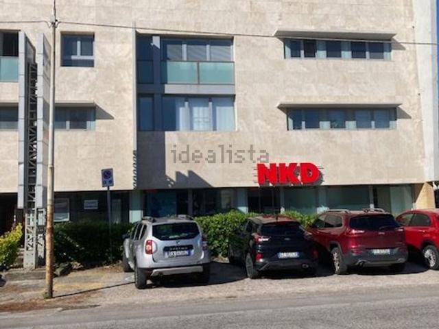 Locale in affitto di 330 m² in Via Raffaello Sanzio