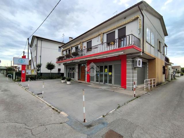 Locale in affitto di 330 m² in Via Vittorio Veneto