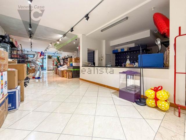 Locale in affitto di 330 m² in Piazza IV Novembre