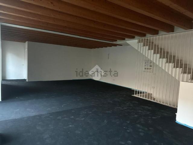 Locale in affitto di 331 m² in Via Cesare Battisti