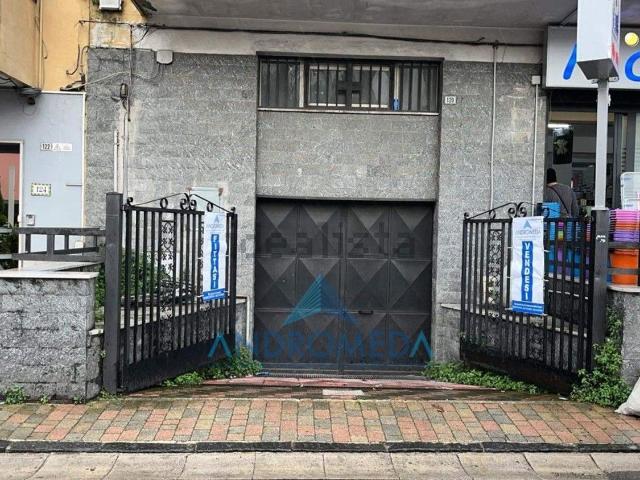 Locale in affitto di 340 m² in Strada Provinciale Mugnano Melito