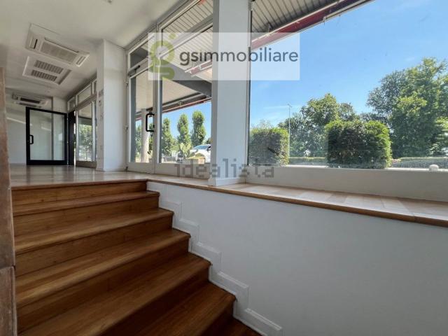 Locale in affitto di 340 m² in Via A. Diaz