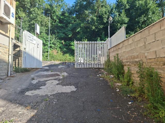 Locale in affitto di 340 m² in Via di Casal del Marmo