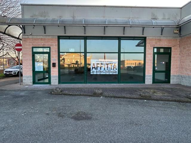 Locale in affitto di 340 m² in Via Emilia Ovest, 44