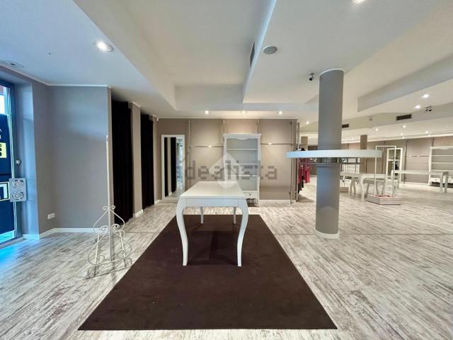 Locale in affitto di 344 m² in Viale Italia, 106