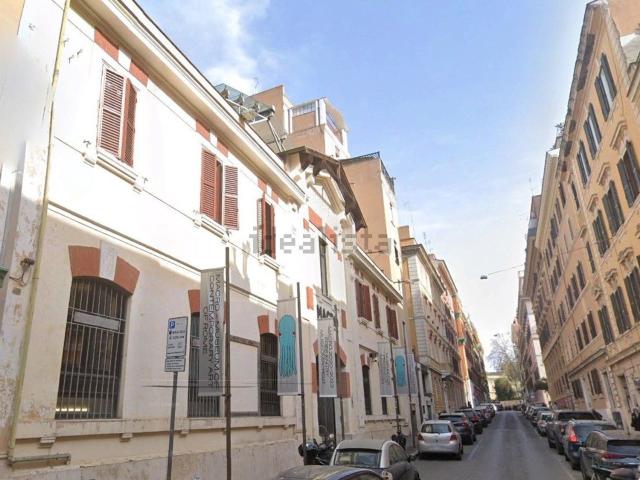 Locale in affitto di 345 m² in Via Reggio Emilia