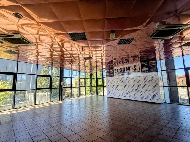 Locale in affitto di 345 m² in Viale Unità d&apos Italia
