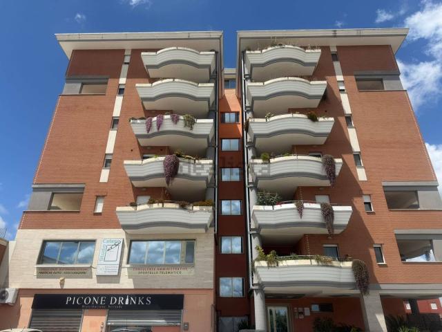 Locale in affitto di 350 m² in Via A. Toscanini