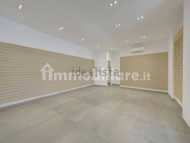 Locale in affitto di 350 m² in Via Giovanni Battista Viotti, 2