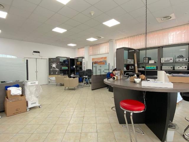 Locale in affitto di 350 m² in Via Enrico Pallini, 9
