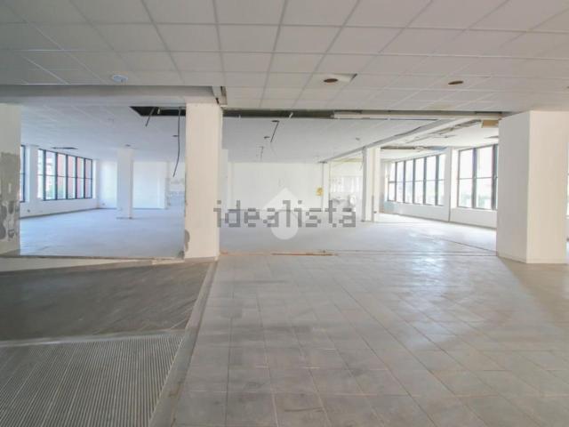 Locale in affitto di 350 m² in Via Francesco Baracca