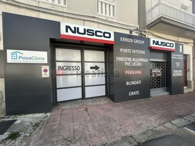 Locale in affitto di 350 m² in Via Partigiani Caduti, 11