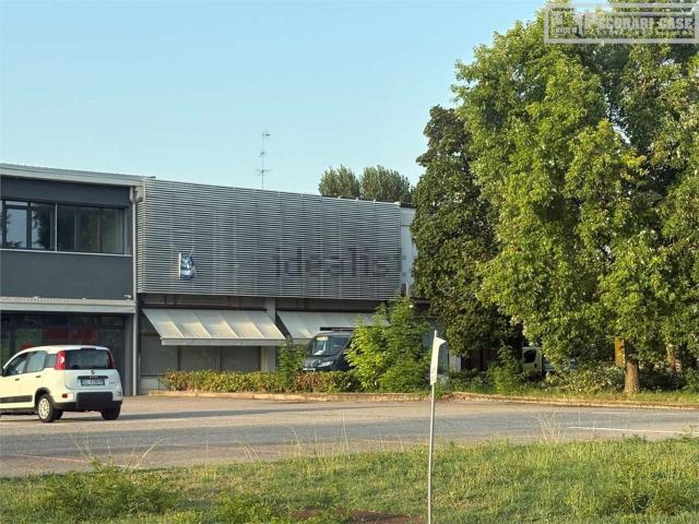 Locale in affitto di 350 m² in Via Ruggero Grieco