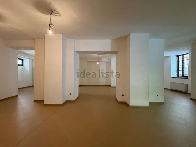 Locale in affitto di 350 m² in Viale Umberto I