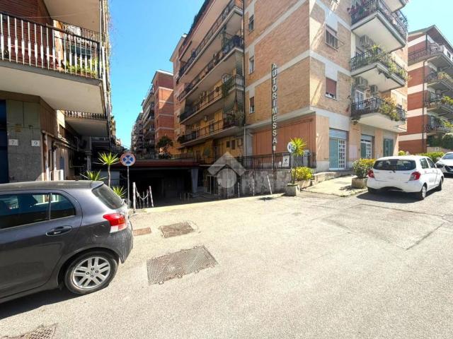 Locale in affitto di 355 m² in Via Italo Svevo, 11