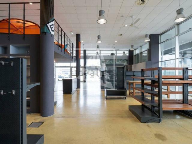 Locale in affitto di 356 m² in Via Brigata Reggio, 25