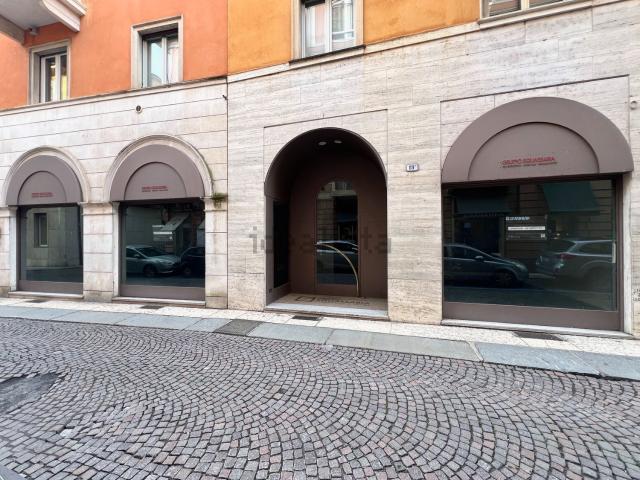 Locale in affitto di 358 m² in Via Carlo Cattaneo, 19