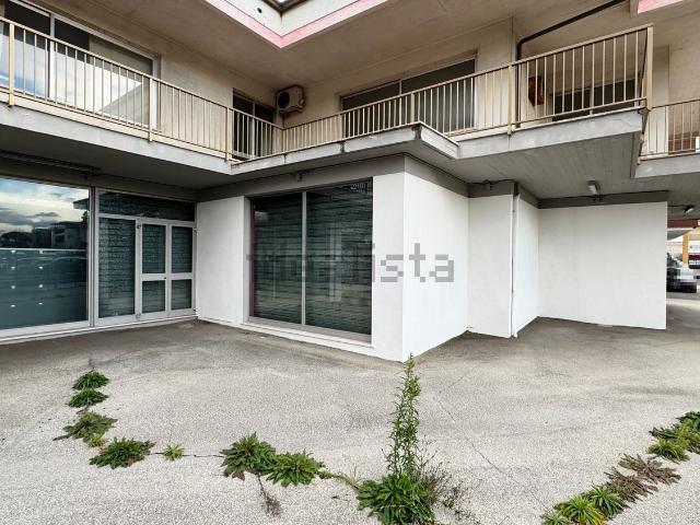 Locale in affitto di 359 m² in Via Saline, 24