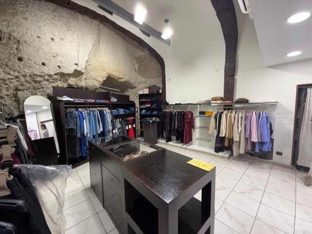 Locale in affitto di 35 m² in Piazza Dante