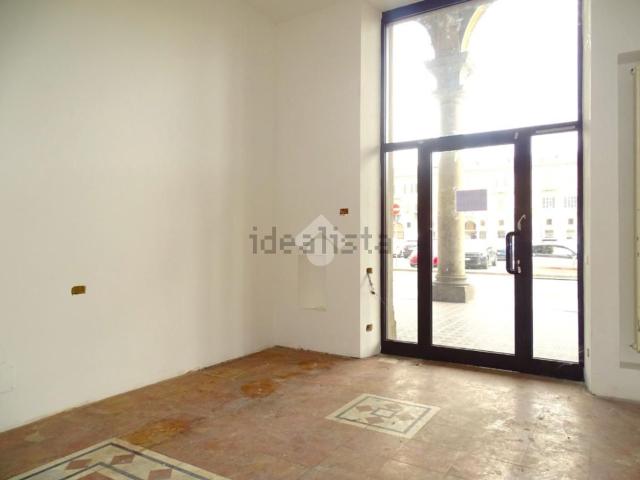 Locale in affitto di 35 m² in Piazza Giuseppe Garibaldi, 52