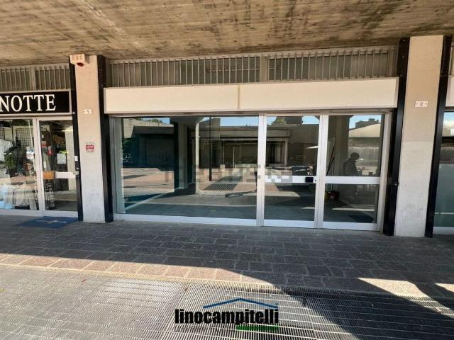 Locale in affitto di 35 m² in Piazza Stefano Ghezzi