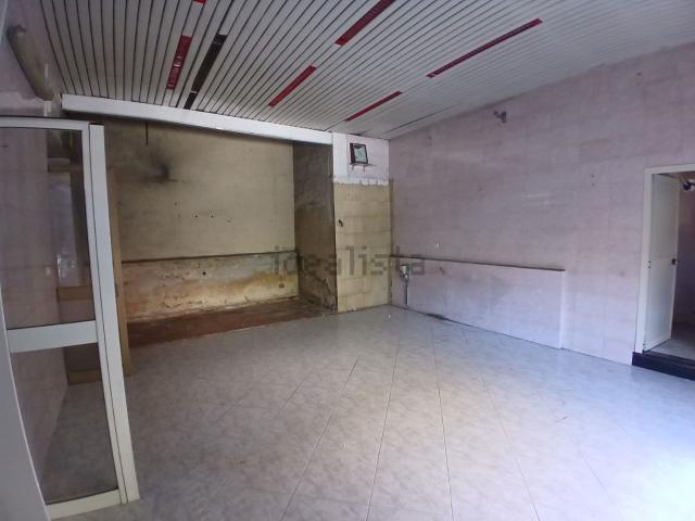 Locale in affitto di 35 m² in Via Ugo Foscolo
