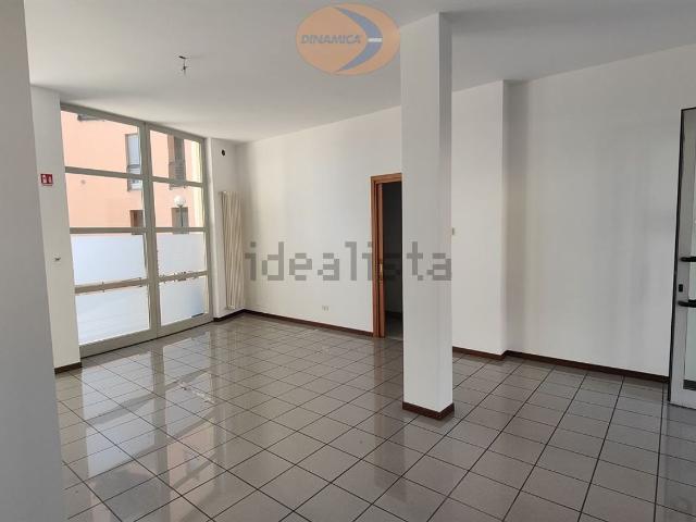 Locale in affitto di 35 m² in Via C. Cavour, 18