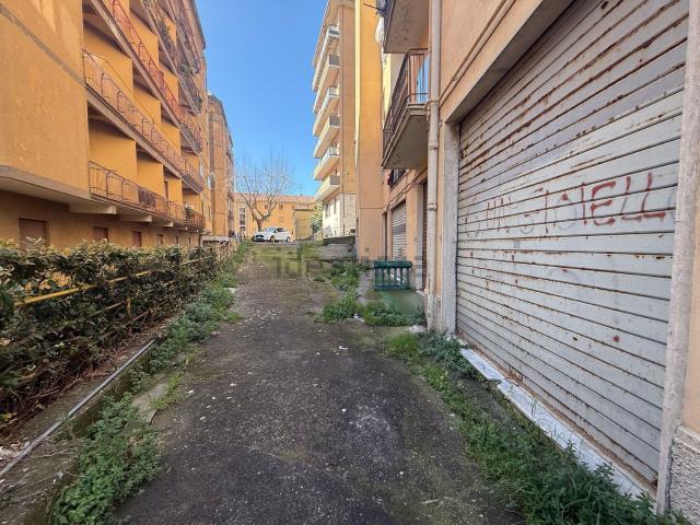 Locale in affitto di 35 m² in Via Fratelli Plutino, 9