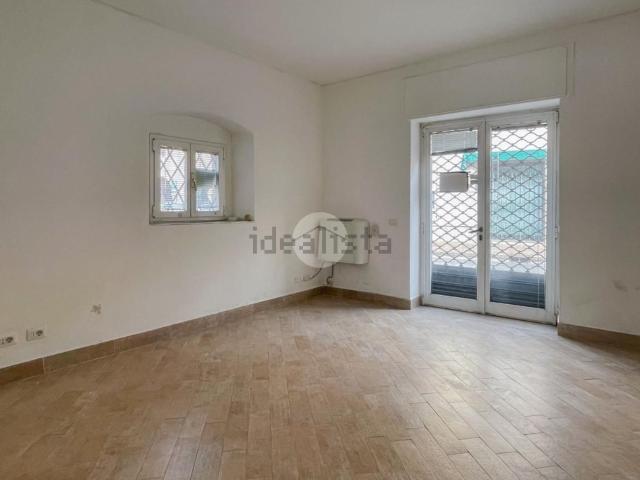 Locale in affitto di 35 m² in Via Martiri della Libertà, 30