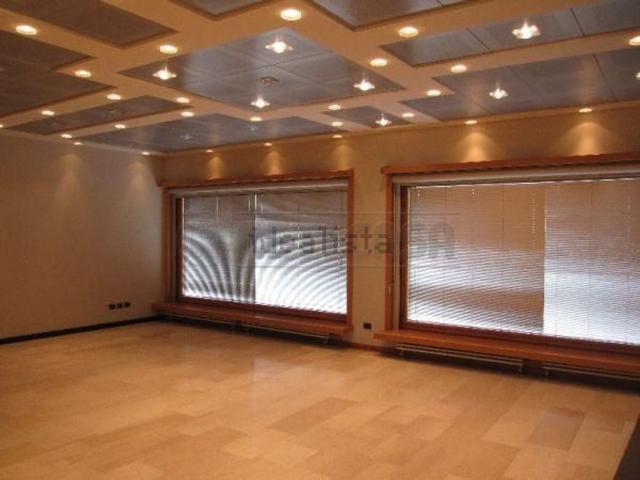 Locale in affitto di 360 m²