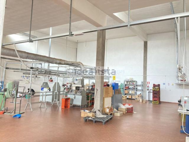 Locale in affitto di 360 m² in Via Adige, 4