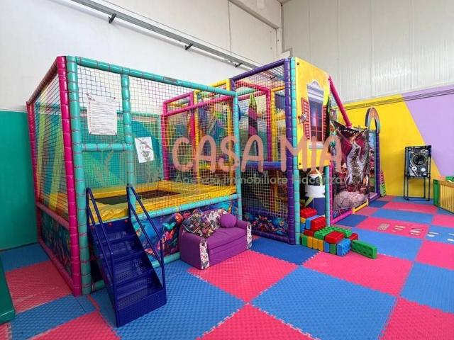 Locale in affitto di 360 m² in Via Bonina Est
