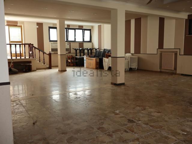 Locale in affitto di 360 m² in Via Luigi Turchetti