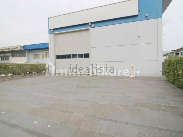 Locale in affitto di 360 m² in Via Maestri del Lavoro