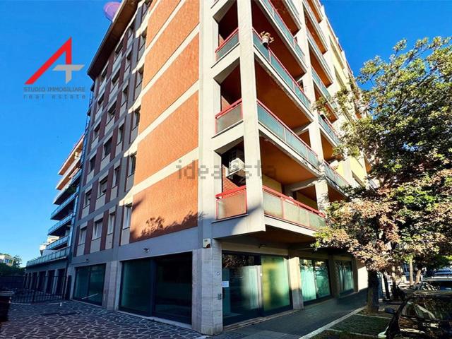 Locale in affitto di 360 m² in Viale Guglielmo Marconi