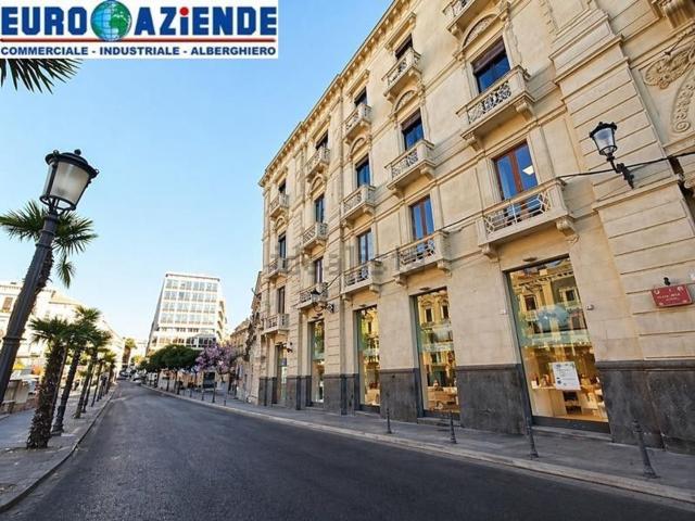 Locale in affitto di 360 m² in Piazza Stesicoro