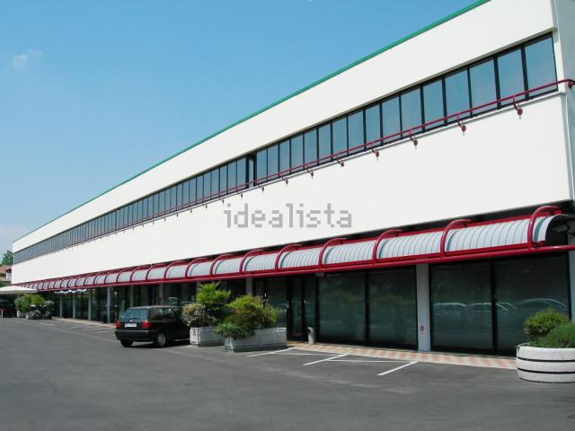 Locale in affitto di 360 m² in Strada Feltrina, 256